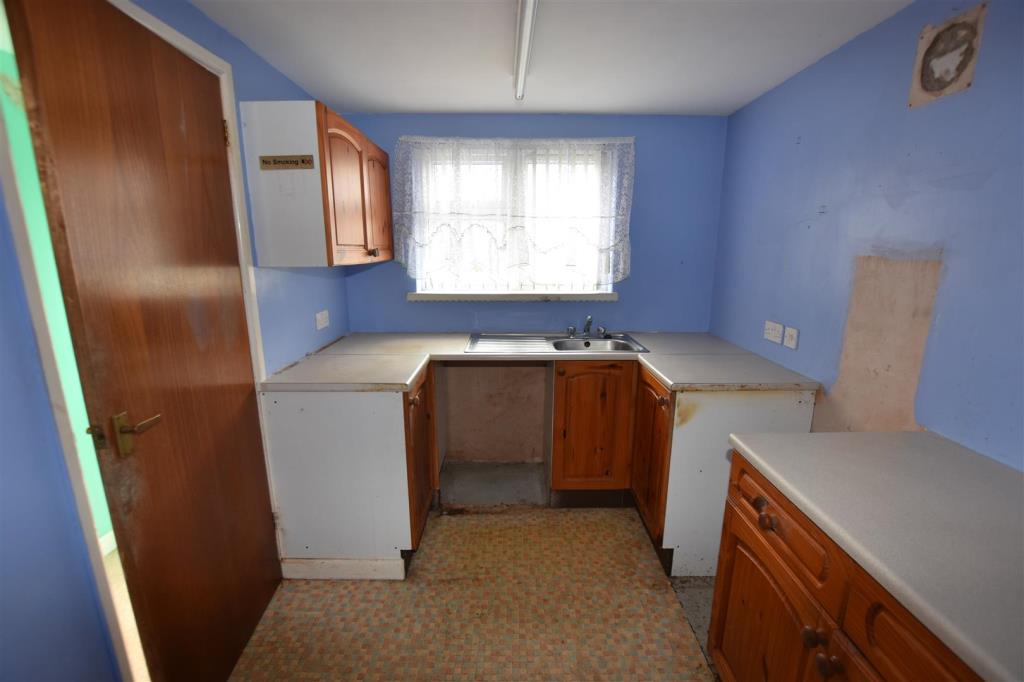 Lot: 163 - DETACHED BUNGALOW FOR UPDATING - Kitchen